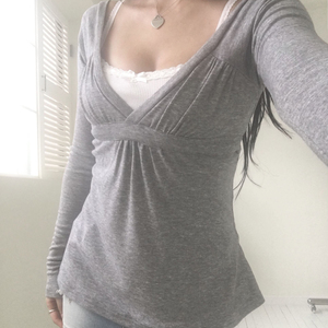 Camiseta coreana de manga larga con cuello en V profundo, lazo en la cintura, plisada, de color liso, versátil y cómoda, con bajo estilo babydoll. - Product Image 6