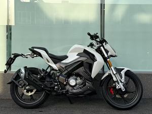 Motocicleta Deportiva Urbana <span class=keywords><strong>Benelli</strong></span> <span class=keywords><strong>TNT</strong></span> <span class=keywords><strong>150</strong></span> 150cc EFI con Medidor Digital LED y Tanque de Combustible de 10L - Product Image 4