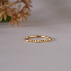 Anillo de oro trenzado minimalista para mujer, elegante diseño de anillo para uso diario, joyería simple y ligera para chicas - Product Image 1