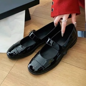 Zapatos Mary Jane de Cuero Negro Brillante Estilo 2026 para Mujer - Retro con Parches y Hebilla Metálica, Casuales y Elegantes, Estilo Universitario - Product Image 3