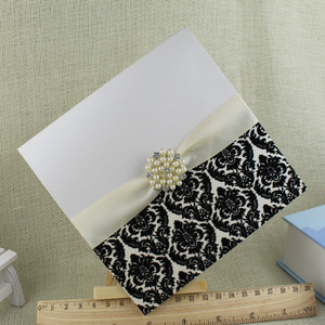 Tùy Chỉnh Ngà Wedding Card Với Màu Hồng Đổ Xô Thiết Kế Đổ Xô Lời Mời Với Trâm Cài - Product Image 5