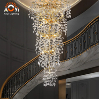 Lustre en cristal Golden Branch pour longue cage d'escalier, avec cristaux en forme de goutte d'eau, pour villa de luxe, escalier en colimaçon, hall à plafond haut
