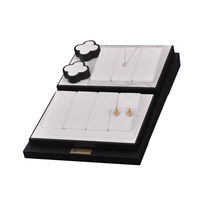 Présentoirs haut de gamme pour bijoux, présentoirs pour bijoux corporels, présentoirs sur mesure en cuir microfibre de luxe