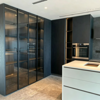 Ensemble d'armoires de cuisine sur mesure avec cuisinière intégrée et rangement global intégré. Meubles de cuisine sur mesure.