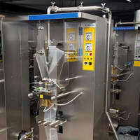 Machine tout-en-un pour l'emballage, le remplissage, la fermeture et l'emballage plastique de jus et d'eau en sachet