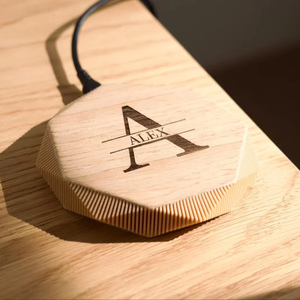 Chargeur sans fil en bois personnalisé et significatif, chargeur de bureau sur mesure pour les cadeaux d'entreprise du Nouvel An - Product Image 1