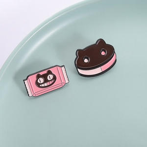 2 estilos animación gato galleta broche dibujos animados lindo gato Rosa Snack tejido accesorios insignia esmalte suave solapa Pin - Product Image 5