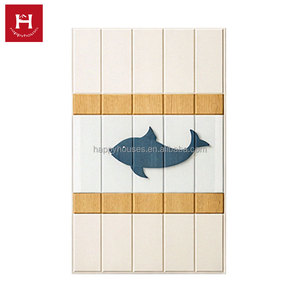 Puerta de Gabinete de Cocina de Madera Sólida con Diseño Náutico Costero Happy Houses, Incrustaciones 3D de Peces en Relieve, Listones Verticales, Diseño Bicolor para Casa de <span class=keywords><strong>Playa</strong></span> - Product Image 1