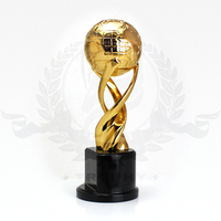 Trophée de récompense mondiale haut de gamme, design globe plaqué or, options de couleur personnalisées, style mode/sport, support en métal torsadé