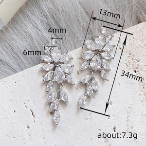 Orecchini Pendenti Lunghi a Foglia di Glicine Scintillanti da Donna, Eleganti Gioielli Floreali alla Moda - Product Image 4