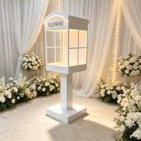 Stand de livre d'or audio pour la plantation de printemps avec guirlande lumineuse, cabine téléphonique londonienne, photomaton pour la décoration de toile de fond de fêtes et de mariages