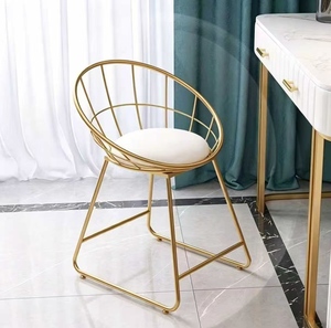 Chaise ronde en métal doré avec coussin rose, meubles contemporains pour chambre à coucher et salon - Product Image 3