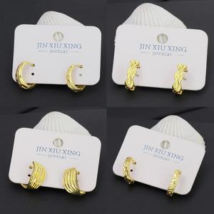 Pendientes Huggie Chapados en Oro de 24K al por Mayor de Fábrica JXX, Accesorios Geométricos de Moda para Mujer Hechos de Latón para Regalos - Product Image 1