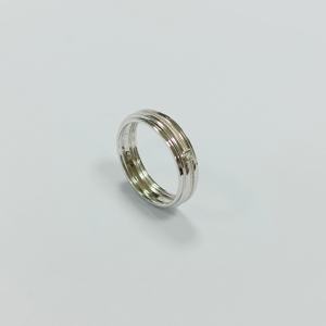 Anello di fidanzamento classico con zircone da laboratorio solitario con taglio brillante 925 con lunetta in argento placcato argento - Product Image 4