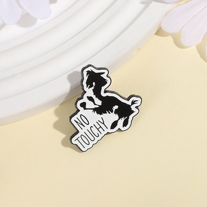 Đen Lạc Đà Động Vật Men Kỷ Niệm Huy Hiệu Trâm Pin Hợp Kim Phim Hoạt Hình Hình Dạng Tùy Chỉnh Khắc Ba Lô Phụ Kiện Cross-Biên Giới - Product Image 1