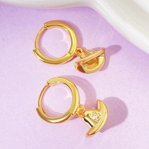 Boucles d'oreilles tendance en gros pour femmes, plaquées or 18 carats, bijoux style chapeau de cowboy, boucles d'oreilles Huggies - Product Image 2