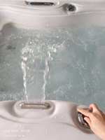 Villa de lujo Gurgle con bañera de hidromasaje para 1 persona, sistema de control Balboa, bañera de hidromasaje con chorros de aire.