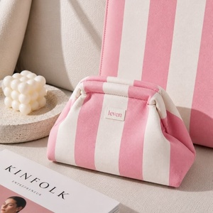 Sac à main en tricot rayé de haute qualité pour femme, sac à main en maille ajourée, trousse de toilette portable, sac de plage pour les vacances d'été - Product Image 6