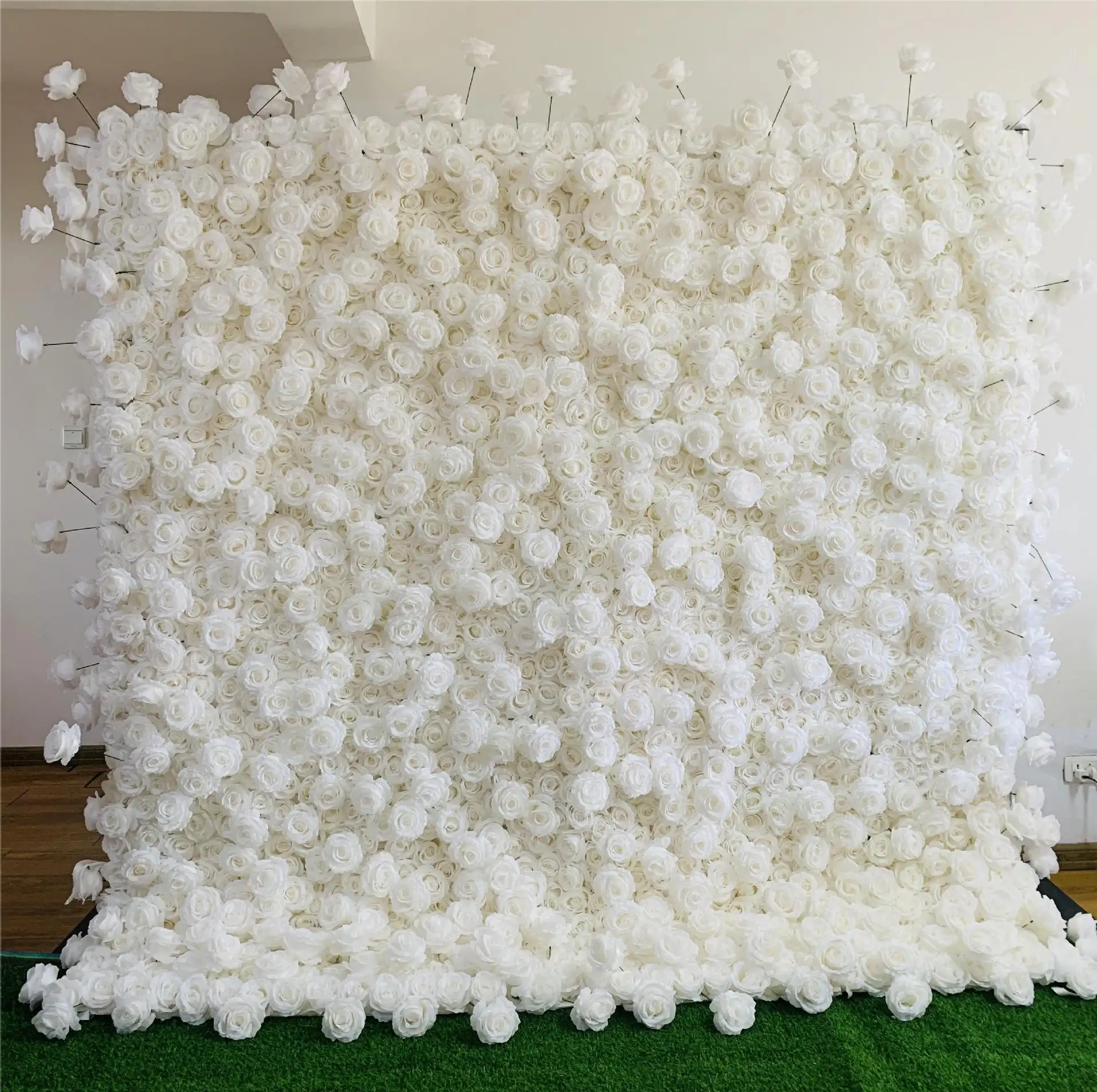 ดอกกุหลาบสีขาวดอกไม้ตกแต่งผนังงานแต่งงานในร่มบ้านฉากหลังดอกไม้ประดิษฐ์