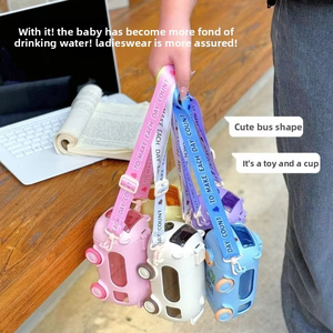 Bouteille d'eau portable en plastique de 500 ml en forme d'autobus mignon pour enfants, avec sangle d'épaule et paille intégrée pour une boisson facile - Product Image 2