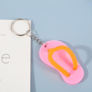 พวงกุญแจอะนิเมะแบบกำหนดเองได้ วัสดุ PVC สำหรับแจกในปี 2025 ของที่ระลึกโรดไอแลนด์ รูปทรงรองเท้าแตะหลากสี พร้อมส่ง - Product Image 3