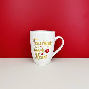 Tasse en céramique blanche avec impression de lettres, mugs en porcelaine, design « l'enseignement est une œuvre du cœur » pour la rentrée scolaire - Product Image 1