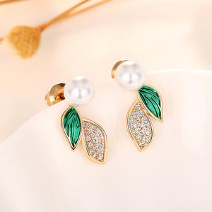 Boucles d'oreilles à clous en forme de feuille dorée avec fausse perle blanche et incrustation de cristal pour femmes, bijoux classiques à porter au quotidien - Product Image 4