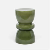 Silhouette structurelle géométrique avec finition verte brillante Accent moderne pour votre espace avec sa table d'appoint au design sablier