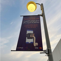 Mât de drapeau de rue en fibre de verre avec des drapeaux suspendus en polyester Conception durable pour les poteaux de lampadaire