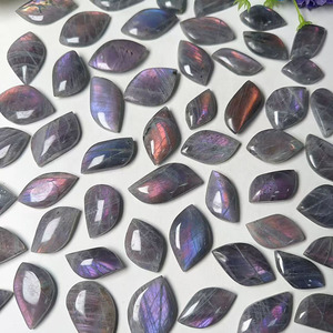 Commercio all'ingrosso di buoni colori a forma libera intagli di cristallo naturale viola Labradorite guarigione foglia di cristallo per fare ciondolo - Product Image 3