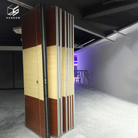 Cloison de séparation de pièce pliante à cadre en aluminium Cloison de séparation mobile en bois et en verre pour hôtel Bureau Conférence École et hôpitaux
