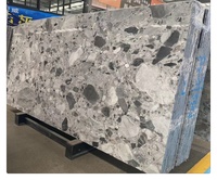 Dalles et carreaux de marbre gris fossile avec motif de personnalisation