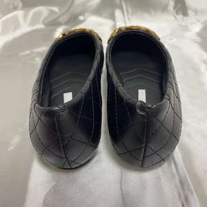 Mocassins pour femmes en cuir véritable matelassé avec coutures, bout carré métallique, pour la marche et le bureau, personnalisables avec logo - Product Image 5