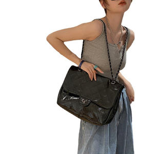 Sac fourre-tout grande capacité pour femme avec chaîne losange, en cuir PU et doublure polyester, idéal pour les trajets quotidiens, vente en gros - Product Image 5