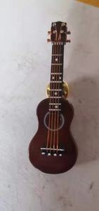 Broche personnalisée en gros 2024, divers modèles de broches en forme de guitare et de violon, accessoires de mode, broche en bois, artisanat en bois - Product Image 3