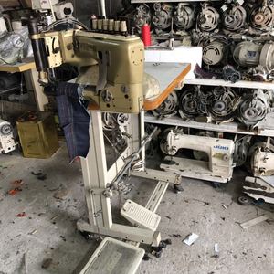 Máquina de coser <span class=keywords><strong>industrial</strong></span> <span class=keywords><strong>Overlock</strong></span> Usada Unlon Spaclal 35800 para material grueso, con abrazadera enterrada y alimentación de material denim por el brazo. - Product Image 6