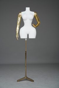 Maniquí de Torso Femenino de Talla Grande con Acabado Galvanizado en Oro y Brazos Desmontables - Product Image 2