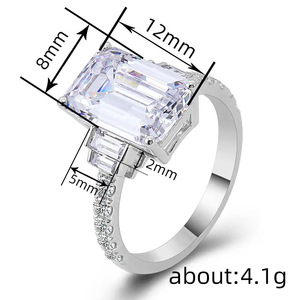 Anello con Diamante Taglio Smeraldo T0209, Colore D Naturale, in Oro Bianco, Anello di Fidanzamento da Donna con Diamanti Laterali - Product Image 4