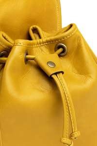 Sac à dos en cuir compact et élégant pour femmes, design classique à cordon avec boucle avant - Product Image 4