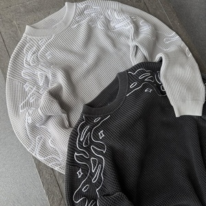 เสื้อฮู้ดดี้ผู้ชายแบบครอป ผ้าคอตตอนถักเนื้อวาฟเฟิล 370GSM คุณภาพดี 100% พร้อมซับใน พิมพ์ลายดิจิตอลโลโก้ตามสั่ง ระบายอากาศได้ดี - Product Image 1