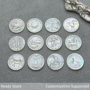 Ciondoli in Madreperla con 12 Segni Zodiacali Intagliati a CNC, Pezzi di Gioielleria in Conchiglia Naturale per Collane e Bracciali Fai-da-Te - Product Image 1