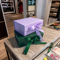 Boîte cadeau en carton rigide magnétique avec logo personnalisé, laminage mat, gaufrage, doublure en éponge, fermeture à ruban