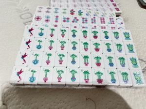 Ensemble de Mahjong de luxe en acrylique durable avec pieds pliables – Dernier exemplaire en liquidation - Product Image 3