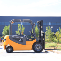 Chariot élévateur électrique à quatre roues de 3 tonnes, alimenté par batterie au lithium, pour entrepôt, avec conducteur à bord