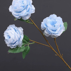 ดอกไม้ผ้าไหม Ranunculus สีฟ้าที่สมจริงสำหรับช่อดอกไม้เจ้าสาวดอกไม้เทียมสีฟ้าสำหรับฉากหลังสตูดิโอถ่ายภาพ