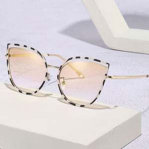Gafas de Sol Personalizadas de Moda 2022 con Lentes Degradados Extra Grandes, Protección UV400, Montura Grande de Metal, Estilo Ojo de Gato para Mujer - Product Image 1