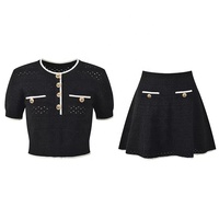 Nouveautés OUDINA : Ensemble jupe et haut court en tricot noir classique à bordures contrastées pour femmes