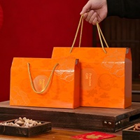 Sac cadeau en papier personnalisé de luxe, forme trapézoïdale, rouge, orange, bleu, à motifs floraux, avec poignée en corde dorée, boîte d'emballage élégante en carton pour