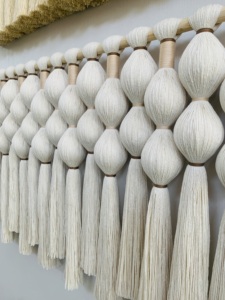 Tapisseries murales en macramé art déco minimalistes écologiques, en coton, avec pompons, pour mariage, Diwali, usage intérieur, format corde - Product Image 6