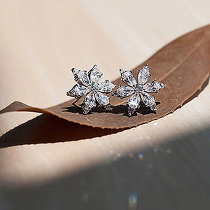 Orecchini a lobo semplici a forma di fiocco di neve per donna, eleganti orecchini scintillanti, gioielli versatili per l'uso quotidiano. - Product Image 4